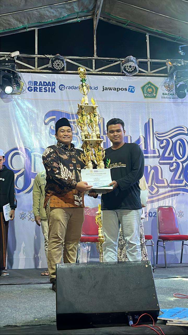 Ketua DPRD Gresik M Syahrul Munir menyerahkan piala kepada grup Al Nawadirul Hikam dari Tlogopojok, Gresik berhasil meraih juara pertama dalam Lomba Albanjari Remaja Piala Ketua DPRD Gresik