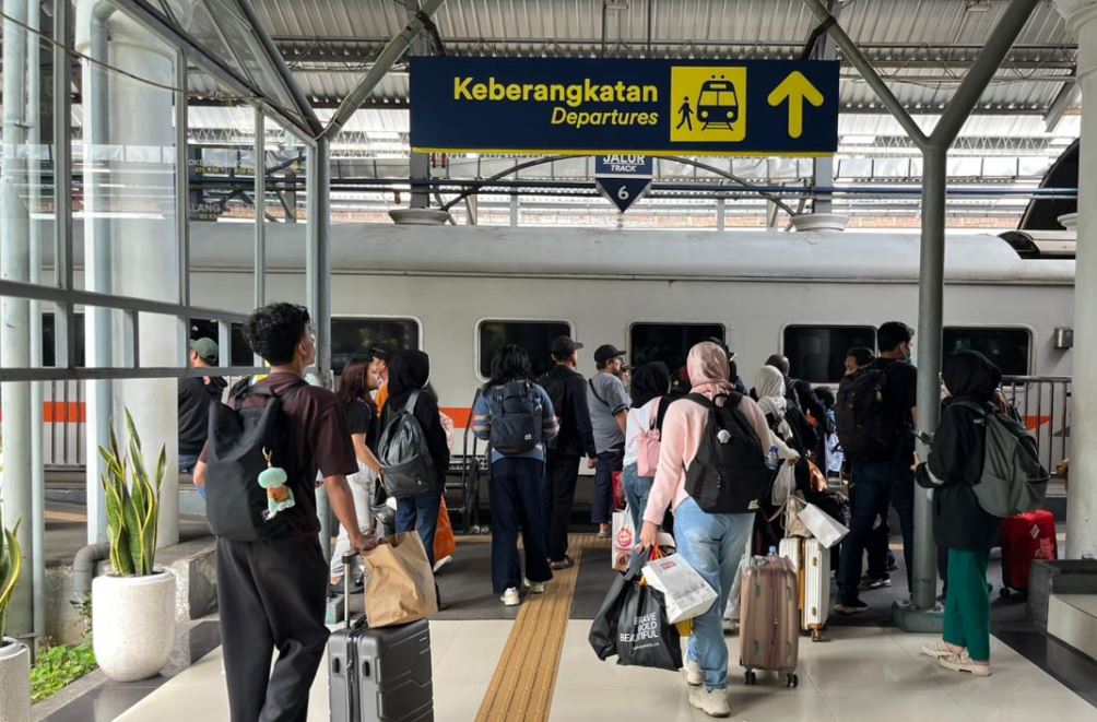 Penumpang kereta api komuter line di Stasiun Surabaya Gubeng Lama. Kini ada jurusan hingga Probolinggo.