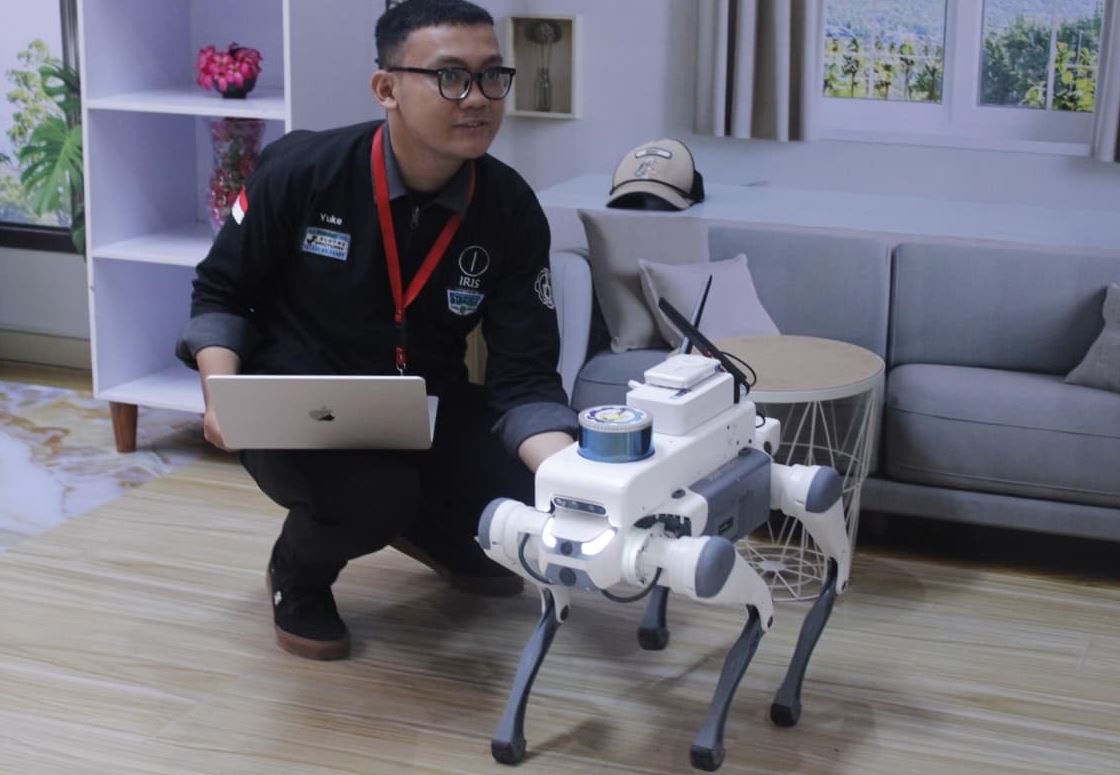 SUKSES: RoboDog karya ITS dapat diperintah dari Barcelona, Spanyol untuk menjalankan berbagai tugas di Surabaya