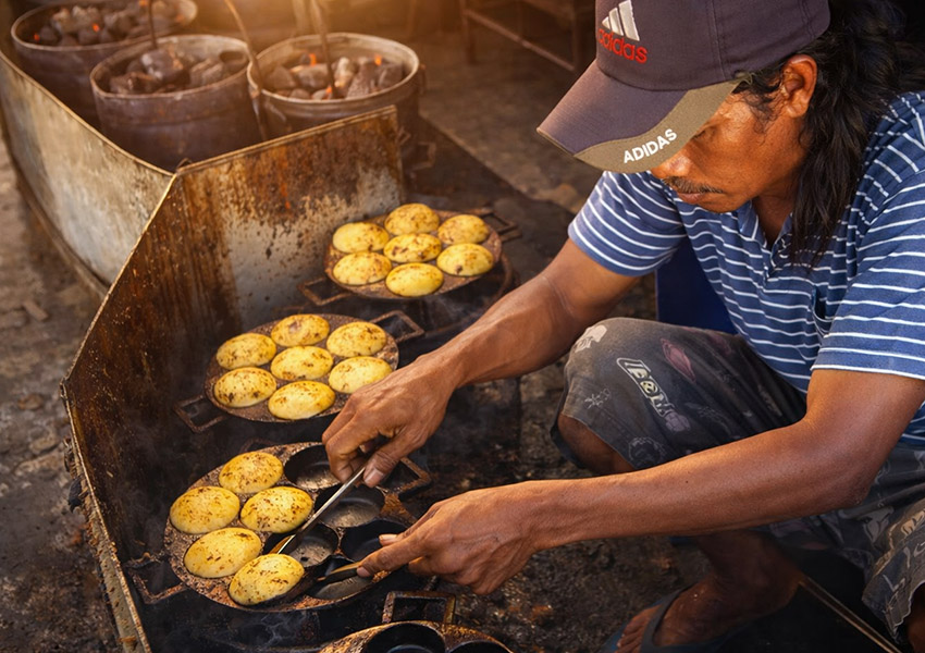 LARIS: Penjualan kue lumpur khas Sidoarjo,  meningkat tajam sejak awal Ramadan. Permintaan yang biasanya ramai saat akhir pekan, kini melonjak setiap hari hingga ribuan kue terjual.