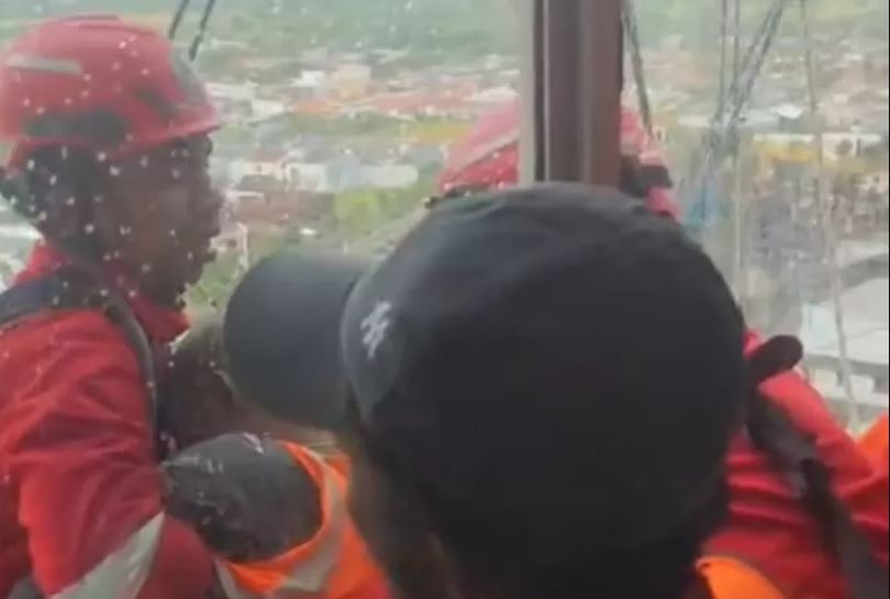 EVAKUASI: Satu pekerja perbersih kaca gedung yang terombang-ambing usai terkena angin di apartemen kawasan Surabaya Barat dinyatakan meninggal dunia