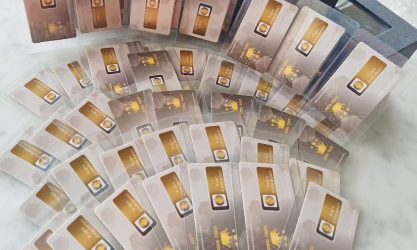 Pada perdagangan Kamis pagi ini, baik emas UBS maupun Galeri24 sama-sama mengalami penurunan Rp71.000 per gram.