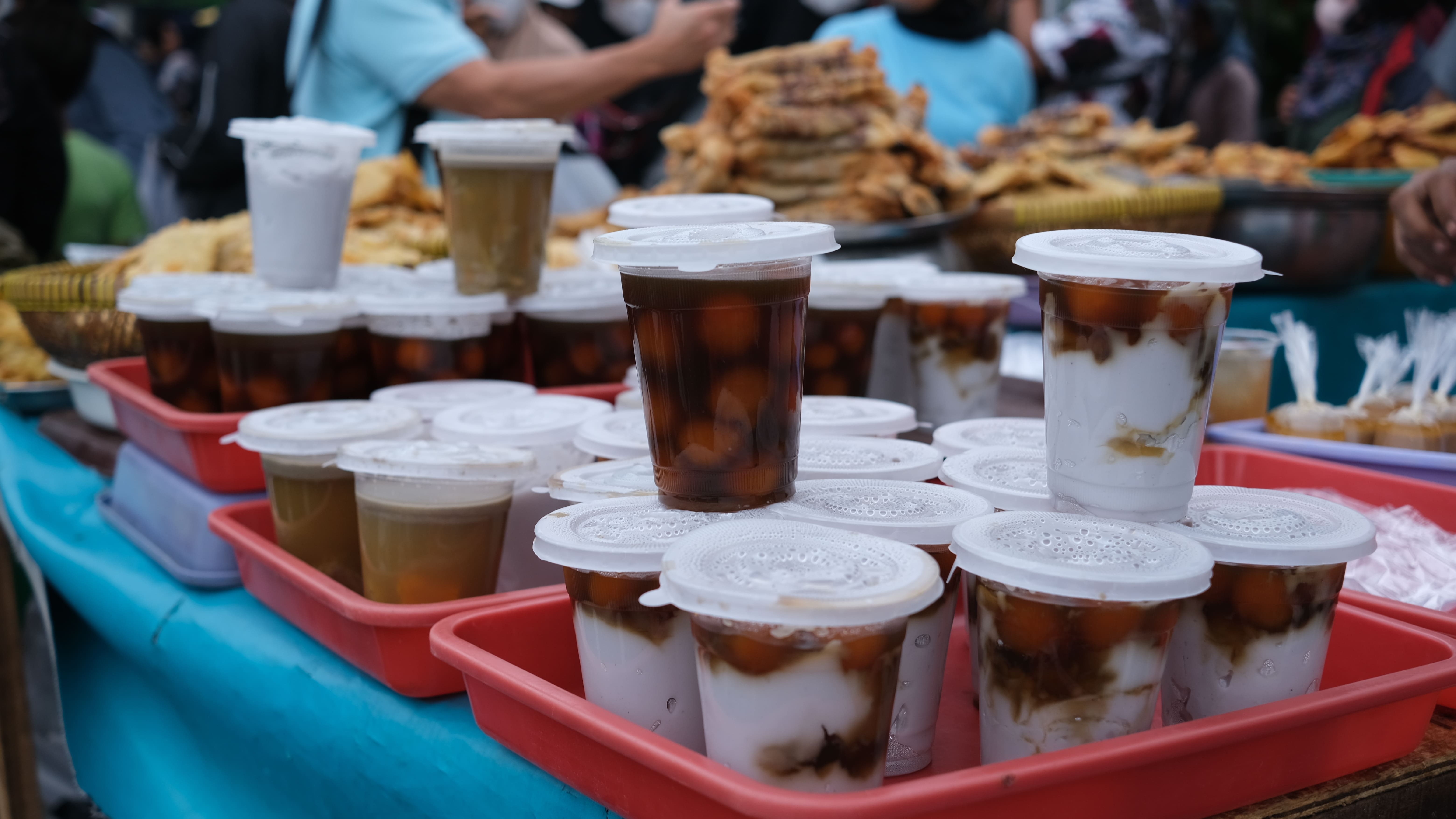 Berbagai jenis takjil dan jajanan pasar tradisional