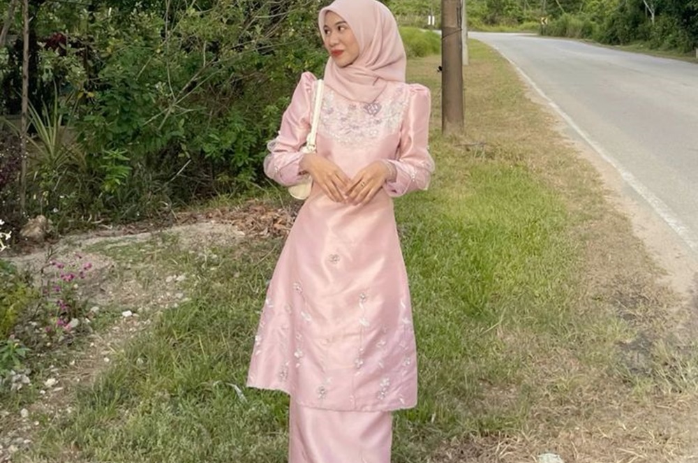 Model mengenakan Baju Kurung Melayu modern