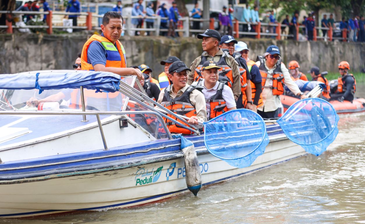 Apel dan kerja bakti korve (pengerukan) Sungai Kalimas bersama ribuan warga, Jumat (6/3). 