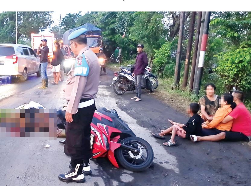 BAHAYA: Diduga Terjatuh saat Jalan Licin,  Pemotor Tewas Terlindas Truk di Lingkar Timur Sidoarjo