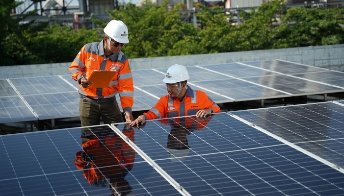 ENERGI BERSIH: Petugas membersihkan panel PLTS . Presiden instruksikan Danantara untuk mempelajari opsi-opsi pembiayaan pembangunan PLTS di beberapa desa di Indonesia.  