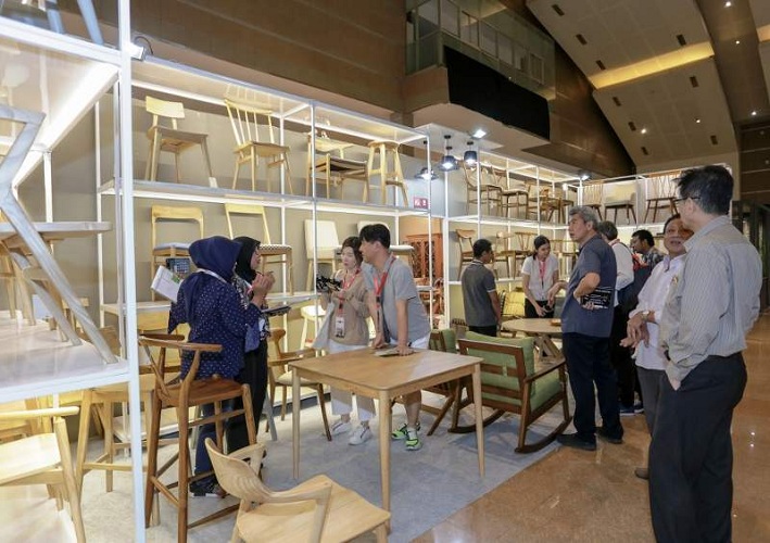 PAMERAN: Pengusaha mebel dan kerajinan optimistis ekspor furniture tembus USD 6 miliar.  