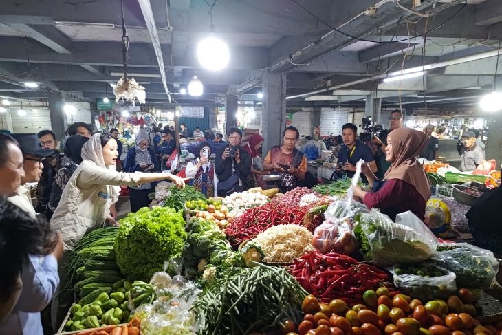 CEK: Wamendag Dyah Roro EWP (kiri) berbincang dengan pedagang saat memantau harga bahan pokok di Pasar Ciputat, Jumat (6/3/2026).