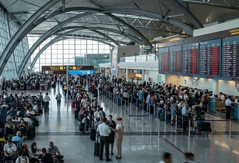 PMI di Timur Tengah berpotensi tidak bisa mudik Lebaran akibat situasi kawasan. Pemerintah menyiapkan hotline darurat, layanan evakuasi, hingga posko mudik di Bandara Juanda.