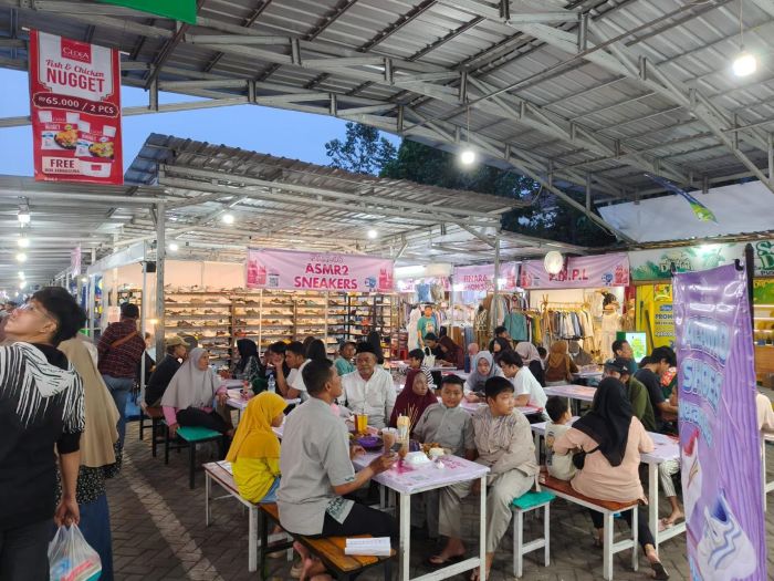 RAMAI: Bazaar Al-Madinah di kawasan Masjid Al-Akbar Surabaya yang didukung Pertamina Patra Niaga Jatimbalinus.