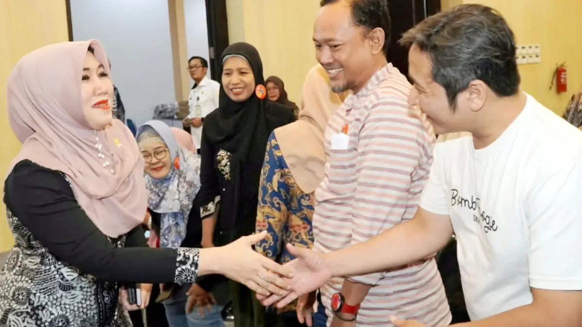 Anggota DPD RI, Ning Lia (kiri), menyambut hangat kedatangan komunitas Markas UKM di Kantor DPD RI Jawa Timur, Surabaya