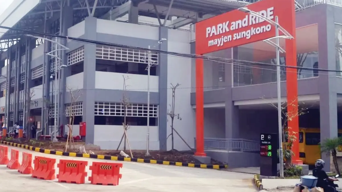 Pemkot Surabaya memberikan diskon parkir mudik hingga 60 persen menjelang Lebaran 2026. Tarif parkir motor hanya Rp10 ribu per hari dan mobil Rp20 ribu. Simak daftar 7 lokasi parkir resmi yang disiapkan Dishub Surabaya.