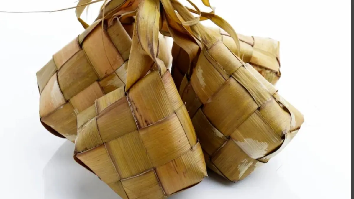Ilustrasi tumpukan ketupat janur kuning siap saji.