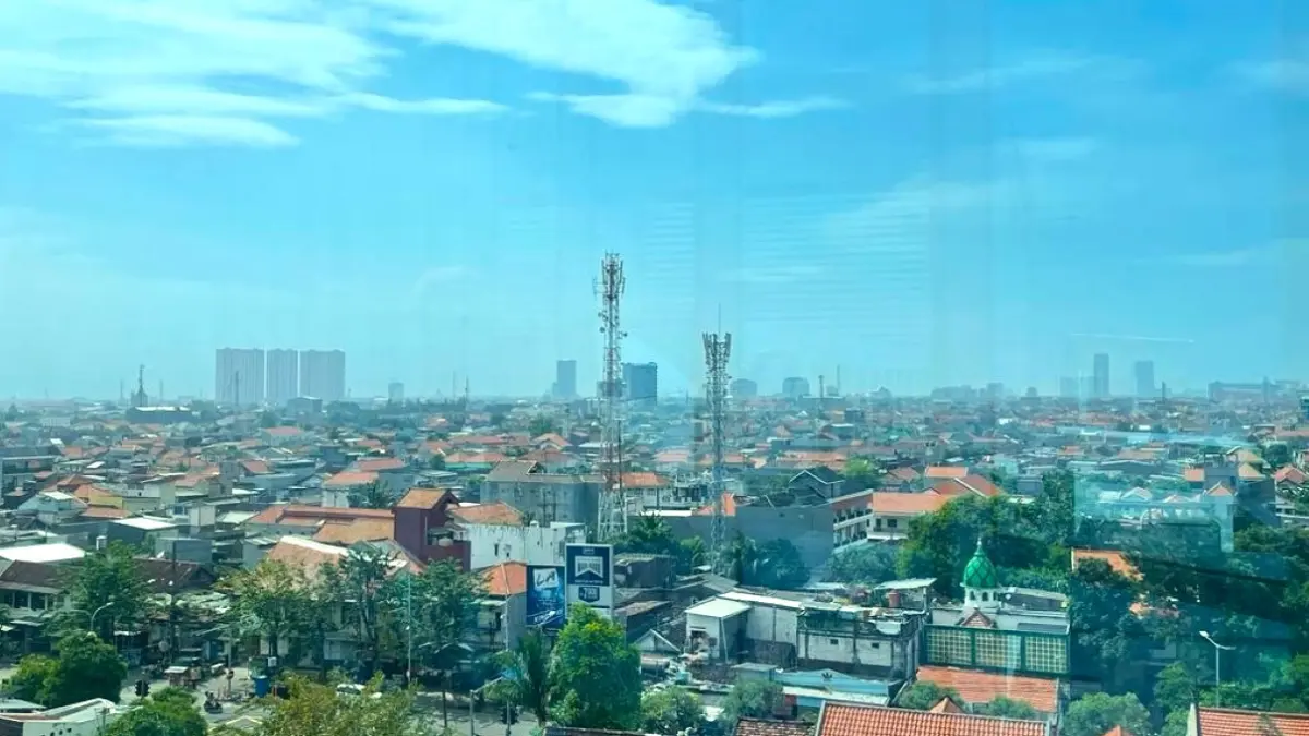 Suasana lebaran dengan kondisi cuaca yang berubah-ubah di Surabaya.