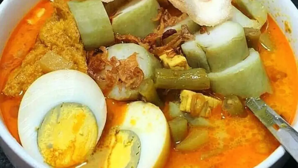 Lontong ayam jadi salah satu menu yang wajib ada saat lebaran