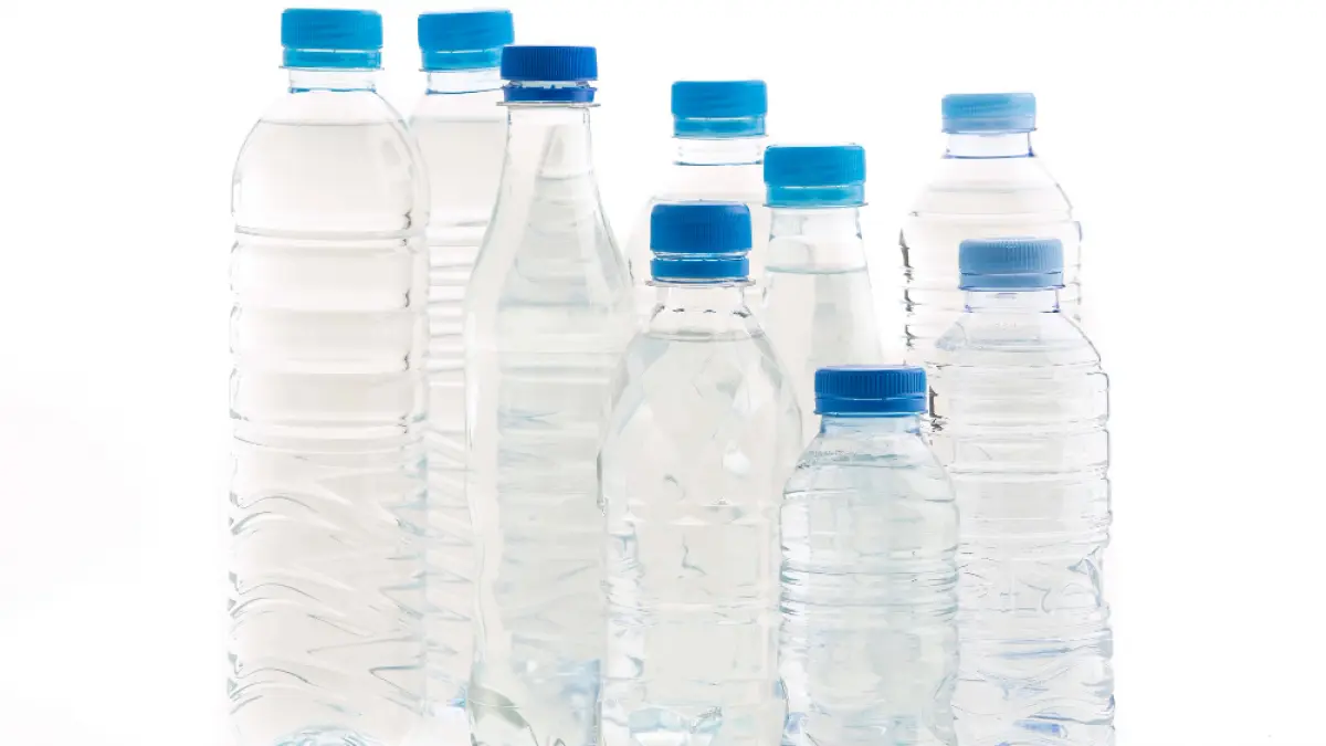 ILUSTRASI: Botol plastik untuk wadah air minum