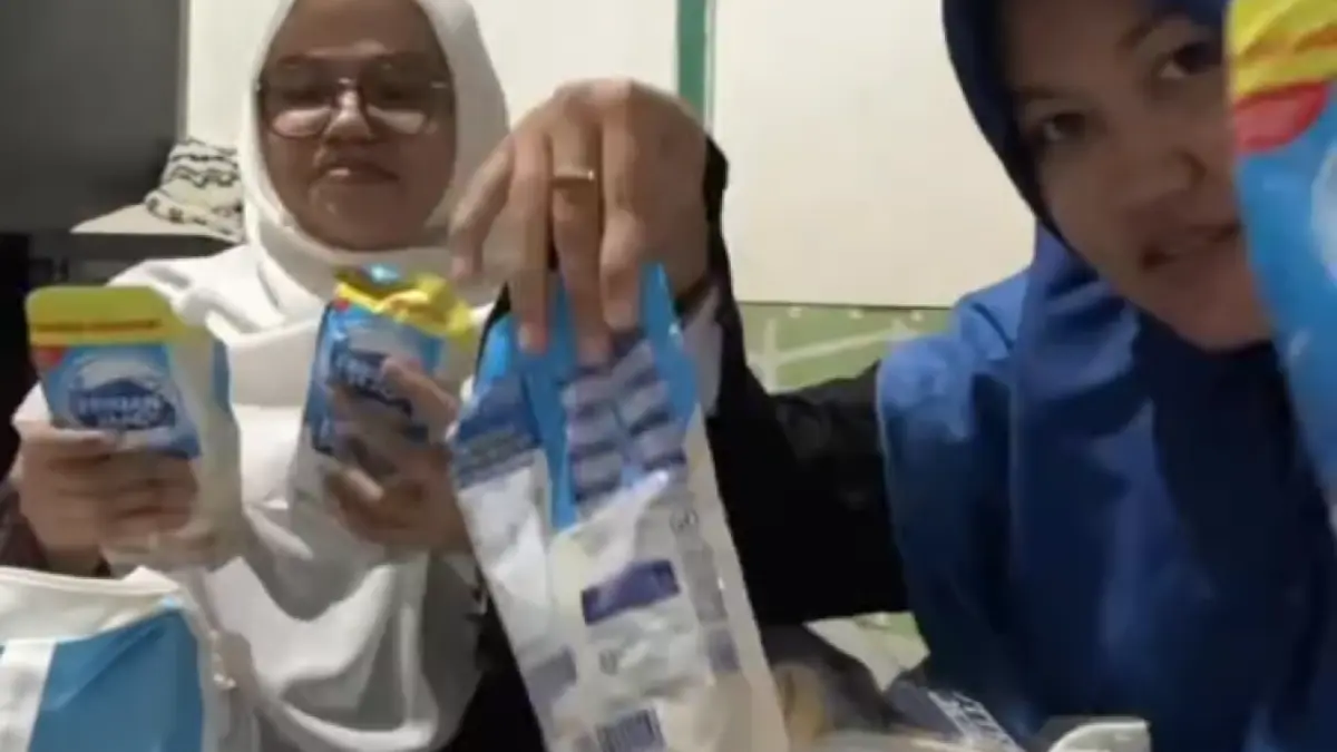 Warga unboxing parcel pasca open house dari Istana Merdeka