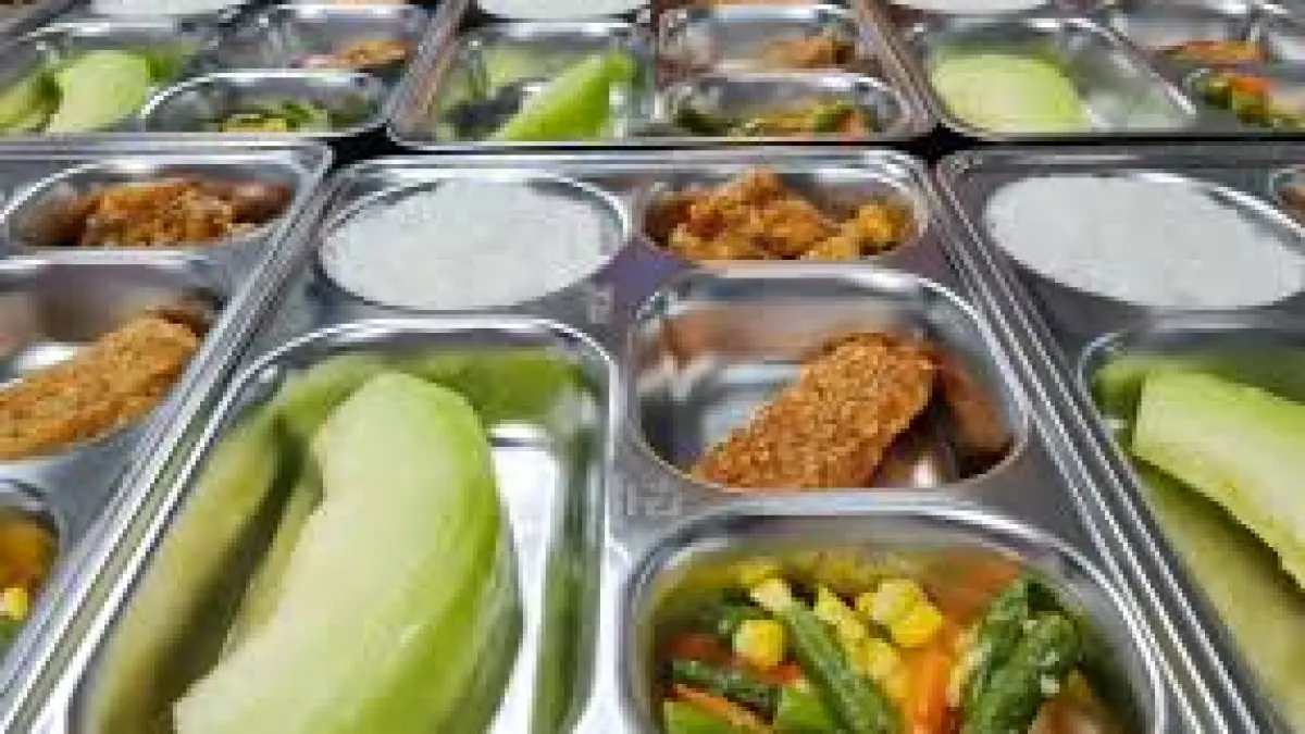 DISTRIBUSI: Ratusan wadah makanan stainless steel dalam rak distribusi program Makan Bergizi Gratis (MBG).