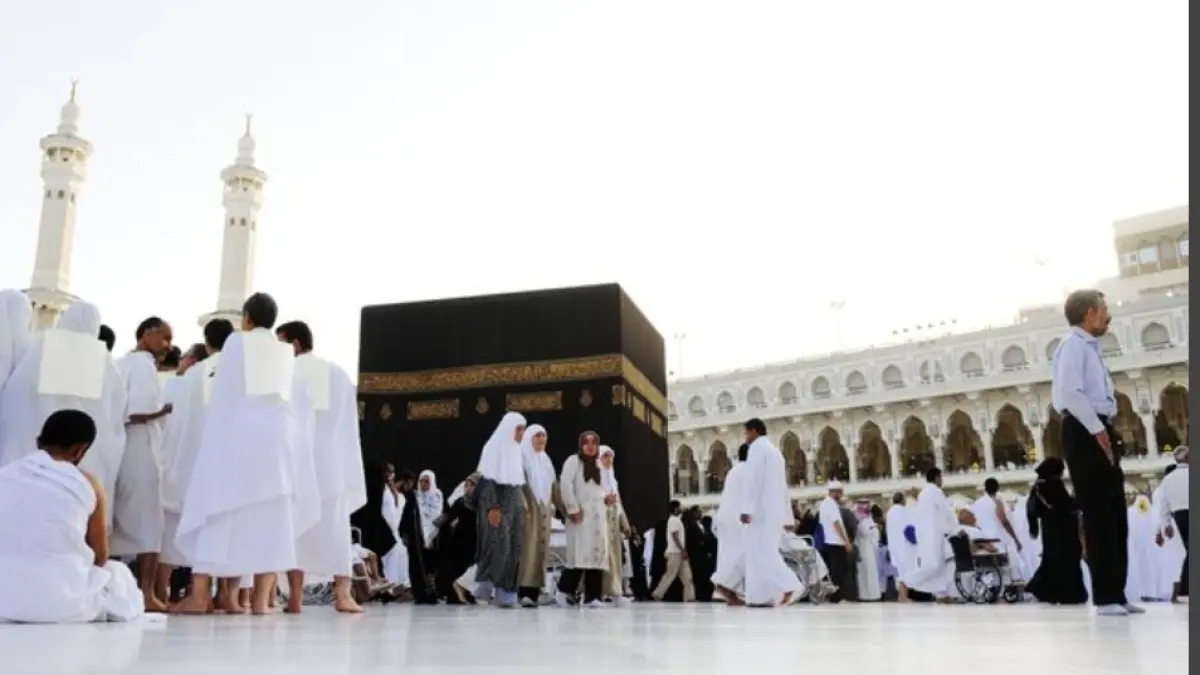 ILUSTRASI UMRAH: Ribuan jemaah berpakaian ihram memadati area sekitar Ka