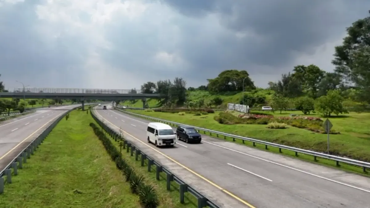 Kondisi arus lalu lintas di Ruas Tol Gempol–Pasuruan saat periode arus mudik dan balik Idulfitri 2026 yang mengalami peningkatan volume kendaraan.