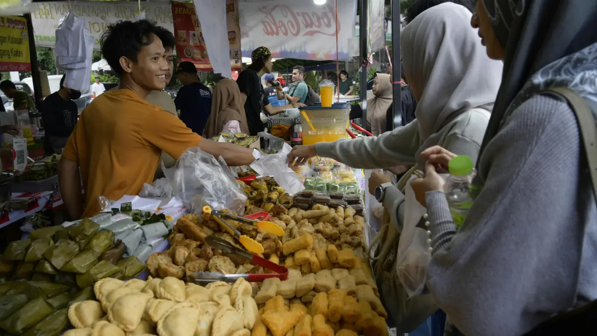 ILUSTRASI: Transaksi pembelian makanan di salah satu usaha kuliner, sektor yang kini mendominasi minat wirausaha masyarakat Indonesia