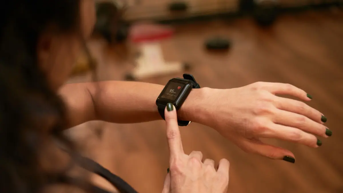 ILUSTRASI:  Jam tangan digital modern dengan layar sentuh dan strap hitam elegan yang digunakan untuk memantau kesehatan.