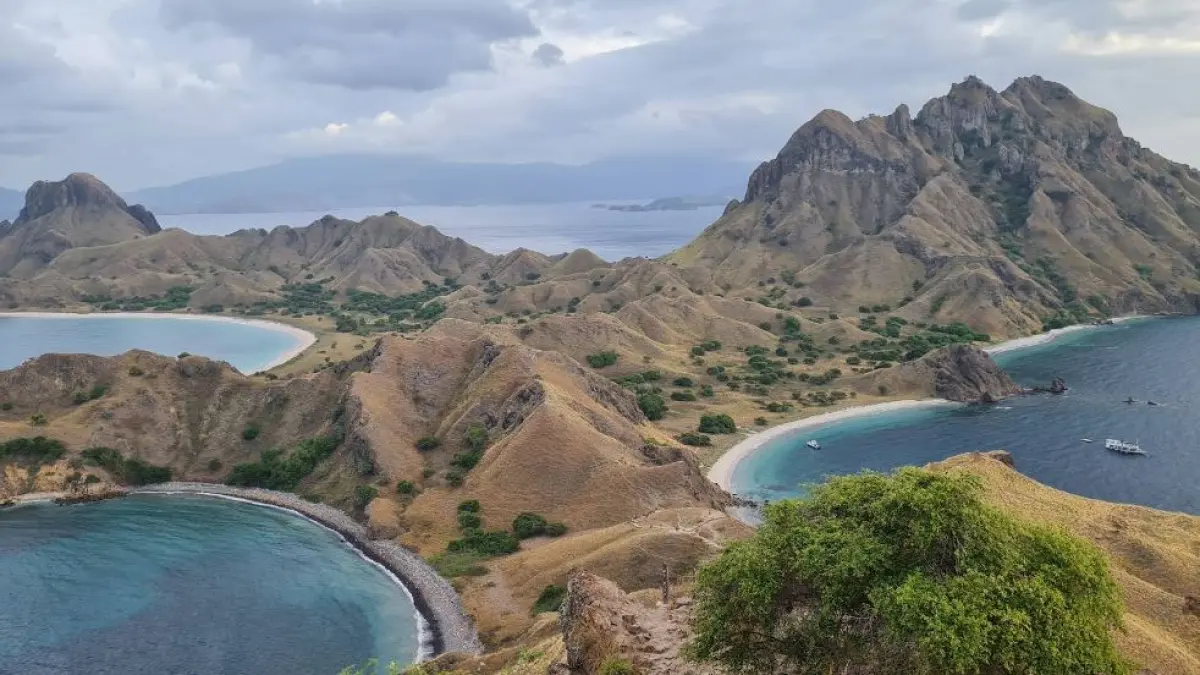 Labuan Bajo memiliki peran strategis dalam ambisi pariwisata Indonesia sebagai pintu gerbang menuju Flores dan Taman Nasional Komodo, yang merupakan bagian dari Situs Warisan Dunia UNESCO.