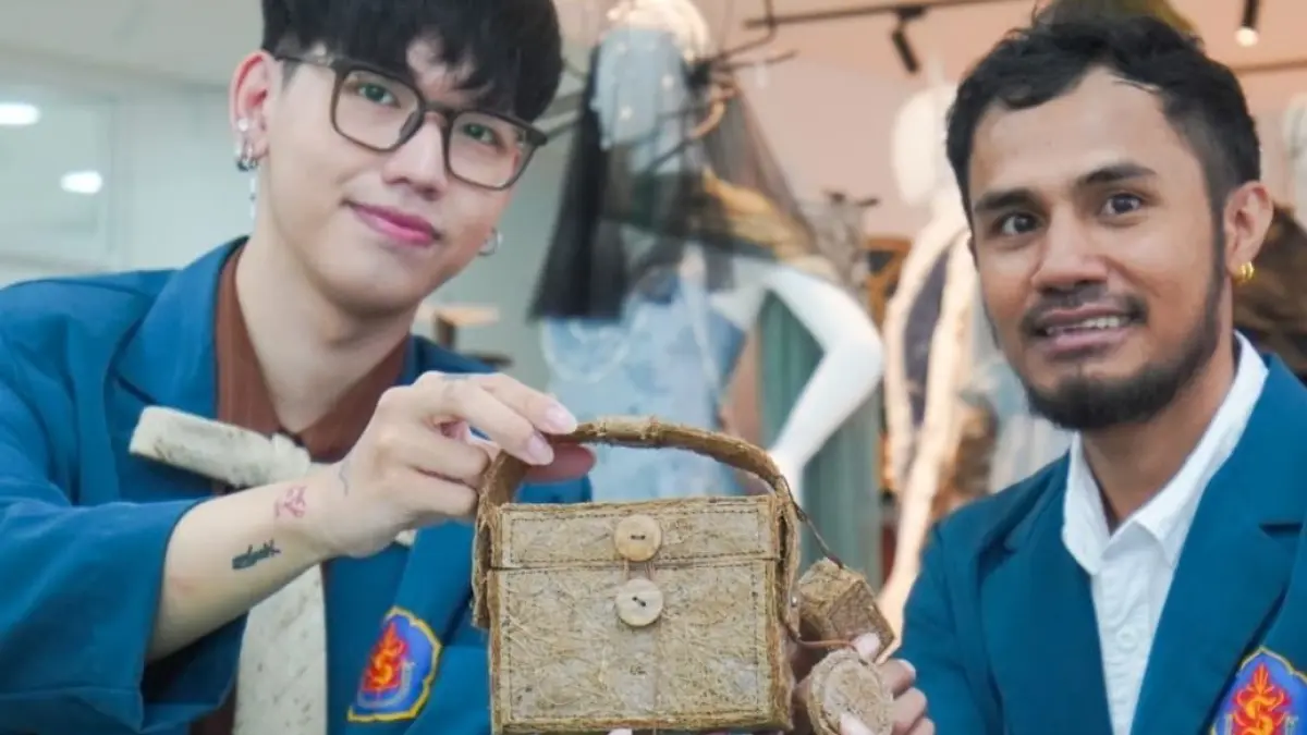 Mahasiswa UBAYA tunjukkan tas dari serabut kelapa, Inovasi ini dibuat sebagai tugas kelompok dalam mata kuliah Sustainability Concept.