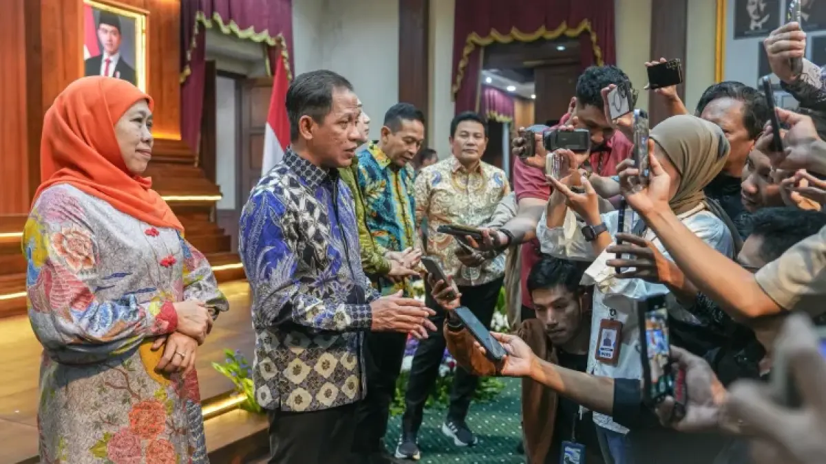 Menteri Lingkungan Hidup Hanif Faisol Nurofiq didampingi Gubernur Jawa Timur Khofifah Indar Parawansa saat meninjau rencana lokasi pembangunan fasilitas PSEL di Jawa Timur.