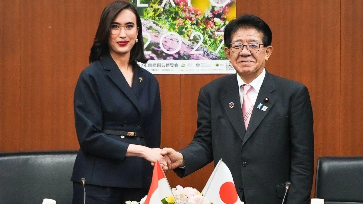 Menteri Pariwisata RI Widiyanti Putri Wardhana dan Menteri MLIT Jepang Yasushi Kaneko berjabat tangan sebagai simbol penguatan kerja sama bilateral.