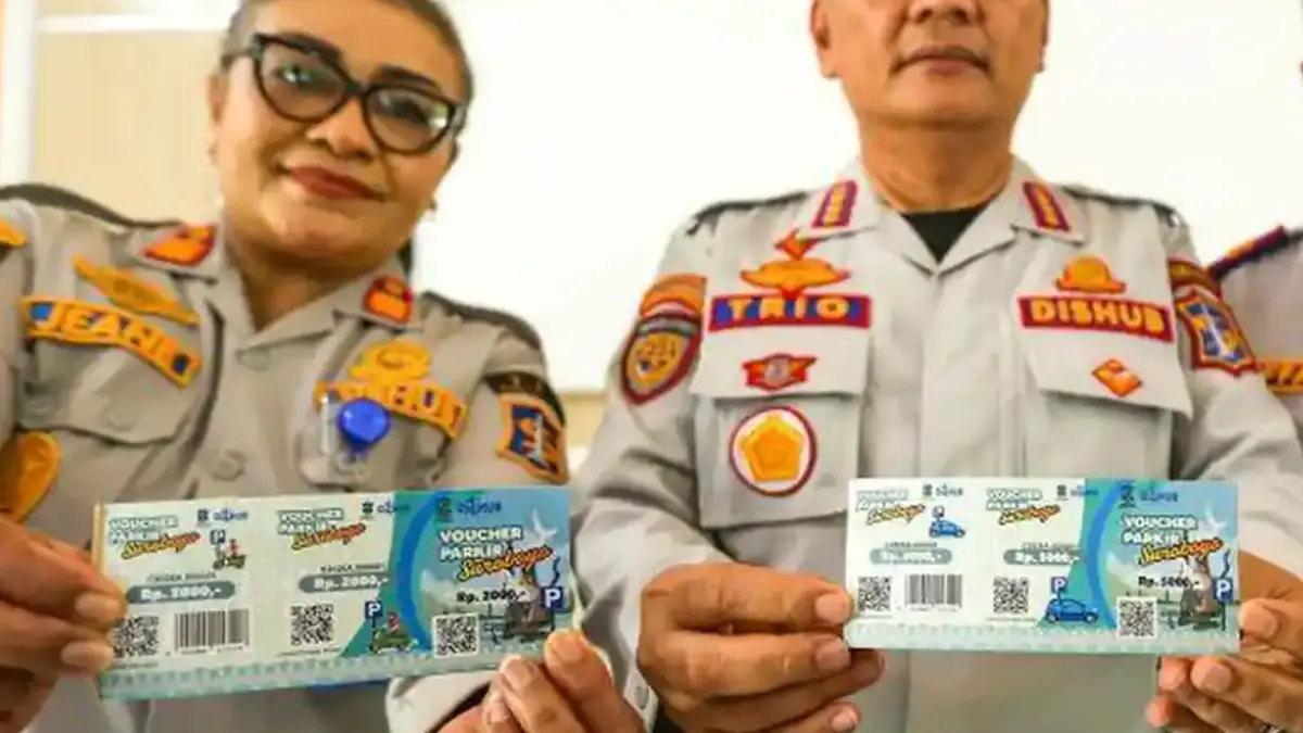 Plt Kepala Dishub Surabaya, Trio Wahyu Bowo, menunjukkan spesimen voucher parkir baru yang diproduksi oleh PT Peruri Wira Timur untuk menjamin keamanan dan transparansi retribusi di Surabaya.