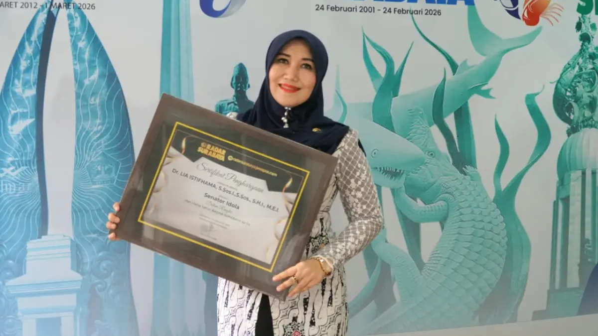 SENATOR IDOLA : Anggota DPD RI Dr. Lia Istifhama menerima penghargaan apresiasi dari Radar Surabaya. 