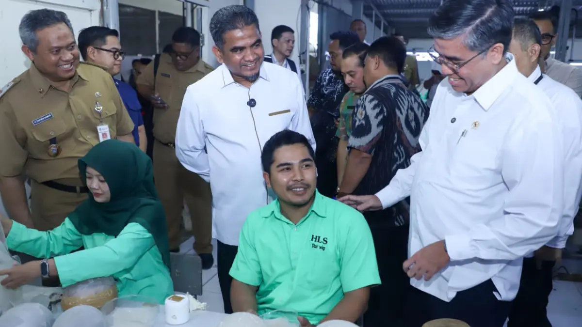 Tegas : Menteri Ketenagakerjaan (Menaker), Yassierli, melakukan inspeksi mendadak (sidak) ke perusahaan di Semarang. (Ist/Radar Surabaya Bisnis) 