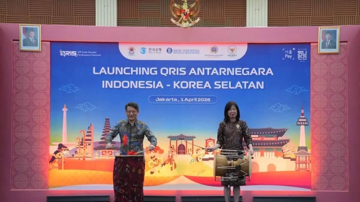 Deputi Gubernur Bank Indonesia Filianingsih Hendarta bersama Minister & Deputy Head of Mission KBRI Korea Selatan, Park Soo-deok, saat meresmikan peluncuran QRIS Antarnegara Indonesia-Korea Selatan di Kantor Bank Indonesia, Jakarta (1/4/2026).