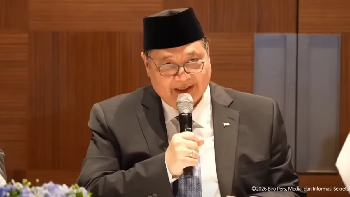 Menteri Koordinator Bidang Perekonomian Airlangga Hartarto menyampaikan kebijakan efisiensi anggaran, termasuk penyesuaian distribusi program Makan Bergizi Gratis (MBG), dalam konferensi pers daring, Selasa (31/3)