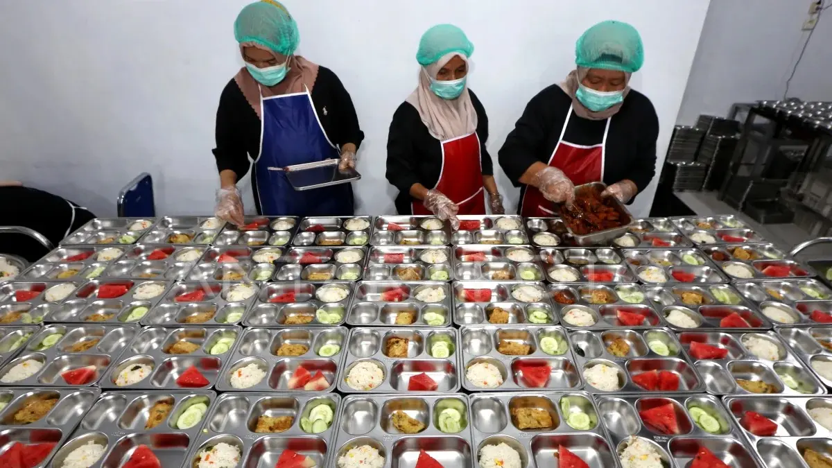 Foto suasana dapur Satuan Pelayanan Pemenuhan Gizi (SPPG) yang bersih dan modern. 