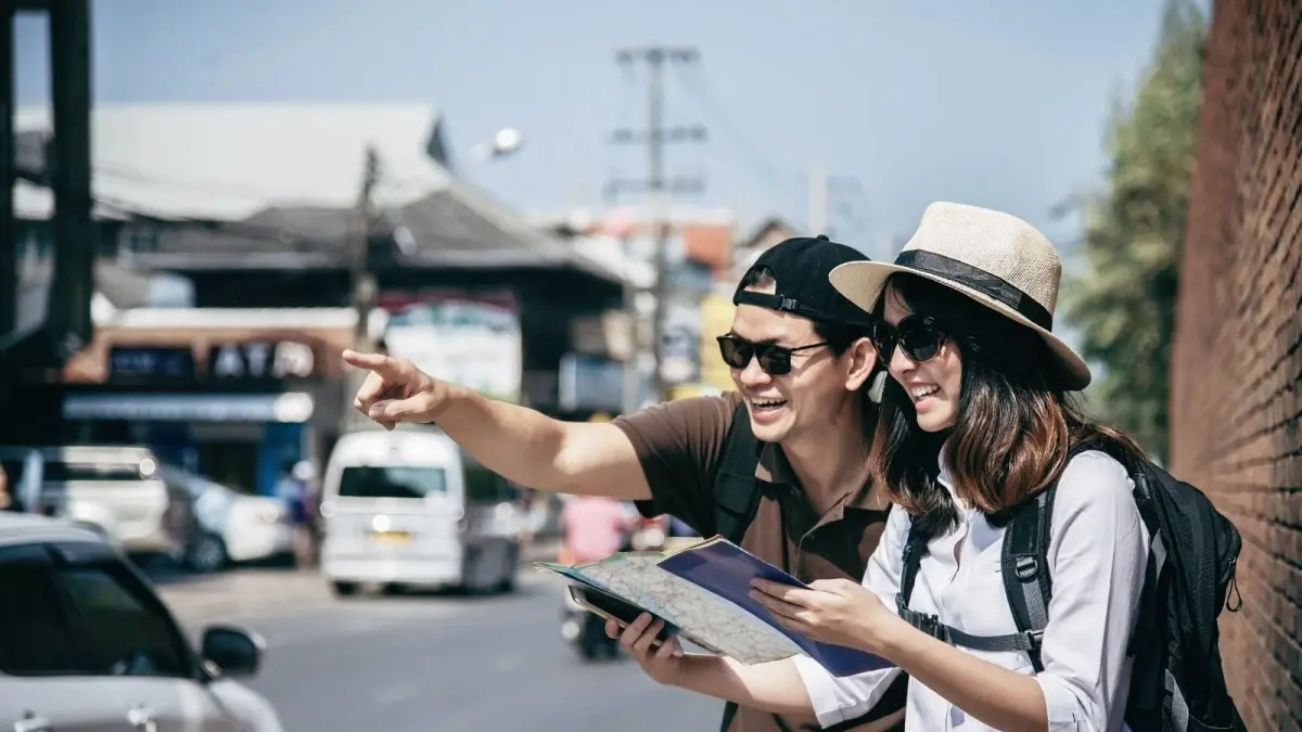 ILUSTRASI: Dua wisatawan melihat peta untuk menentukan tujuan perjalanan di tengah tingginya mobilitas wisatawan nusantara pada awal 2026