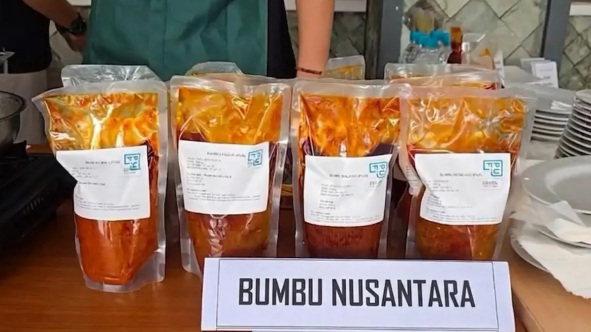 Barisan kemasan bumbu instan Bumbu Nusantara siap ekspor dalam kemasan plastik vakum transparan untuk Jamaah Haji 2026.