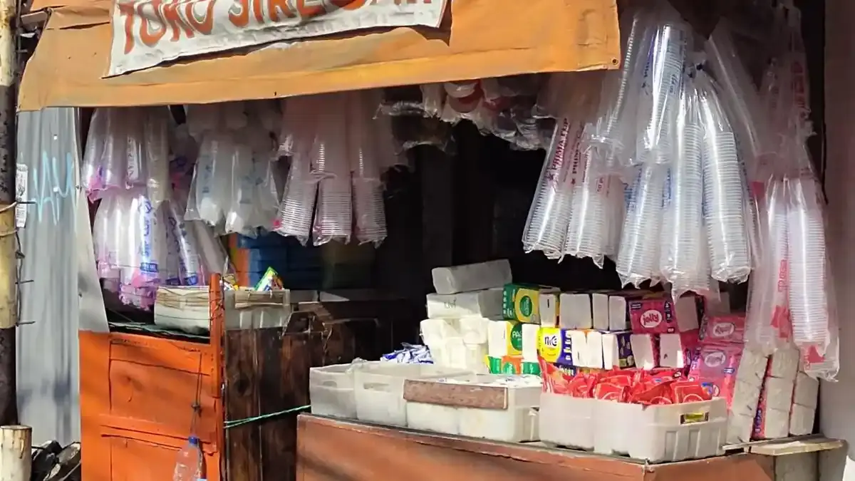 LANGKA: Suasana sebuah toko plastik di Pasar Bekasi yang dipenuhi stok kantong plastik dan kemasan sekali pakai.