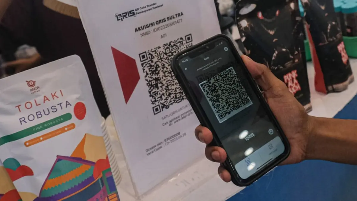 ILUSTRASI: Penggunaan QRIS melalui smartphone di sebuah gerai ritel.