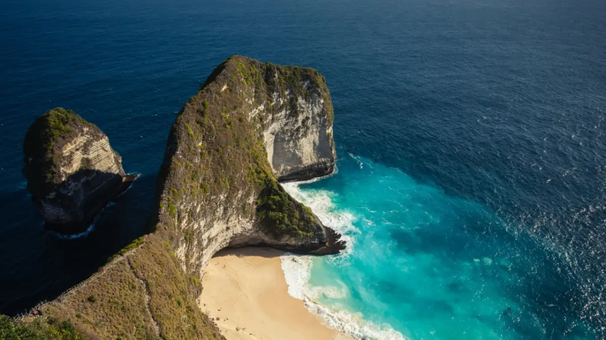 Keindahan Pantai Kelingking di Bali yang berhasil masuk dalam daftar pantai terbaik dunia 2026 versi Tripadvisor Travelers