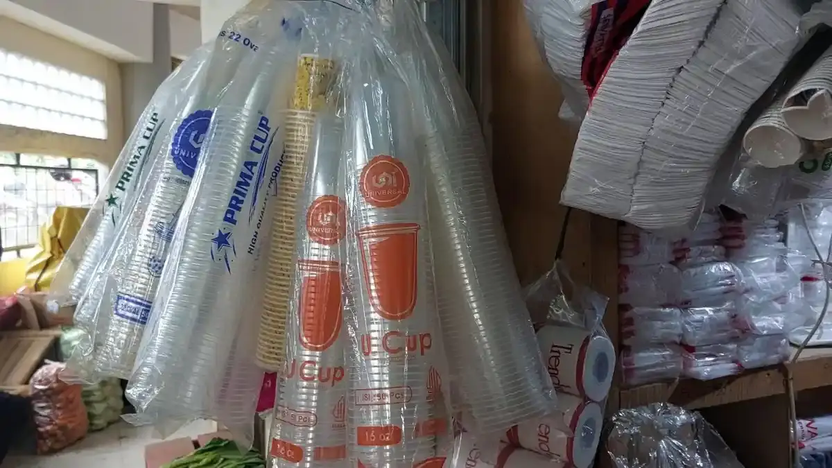 Suasana tumpukan stok kantong plastik dan wadah plastik di salah satu toko kelontong.
