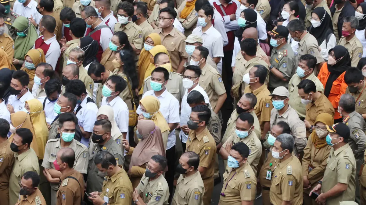 LAYANAN PUBLIK : sejumlah unit layanan dasar seperti Kesehatan, Pendidikan, Keamanan (Satpol PP), hingga Camat dan Lurah WAJIB TETAP WFO demi menjamin pelayanan masyarakat tidak terhambat. (IST/RADAR SURABAYA BISNIS)