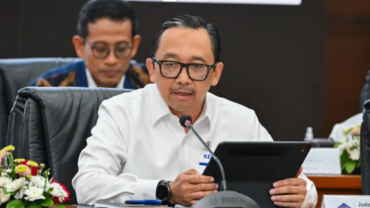JAGA STABILITAS : Wakil Menteri Keuangan, Juda Agung, menegaskan bahwa pemerintah berkomitmen untuk tidak menaikkan harga BBM subsidi di tengah ketidakpastian geopolitik global. (IST/ RADAR SURABAYA BISNIS)