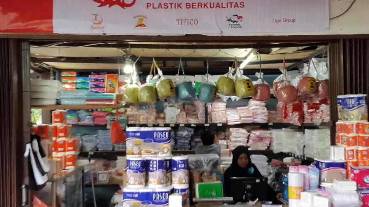 Sejumlah pelaku usaha mengaku harga bahan plastik naik hingga dua kali lipat di tingkat pedagang.