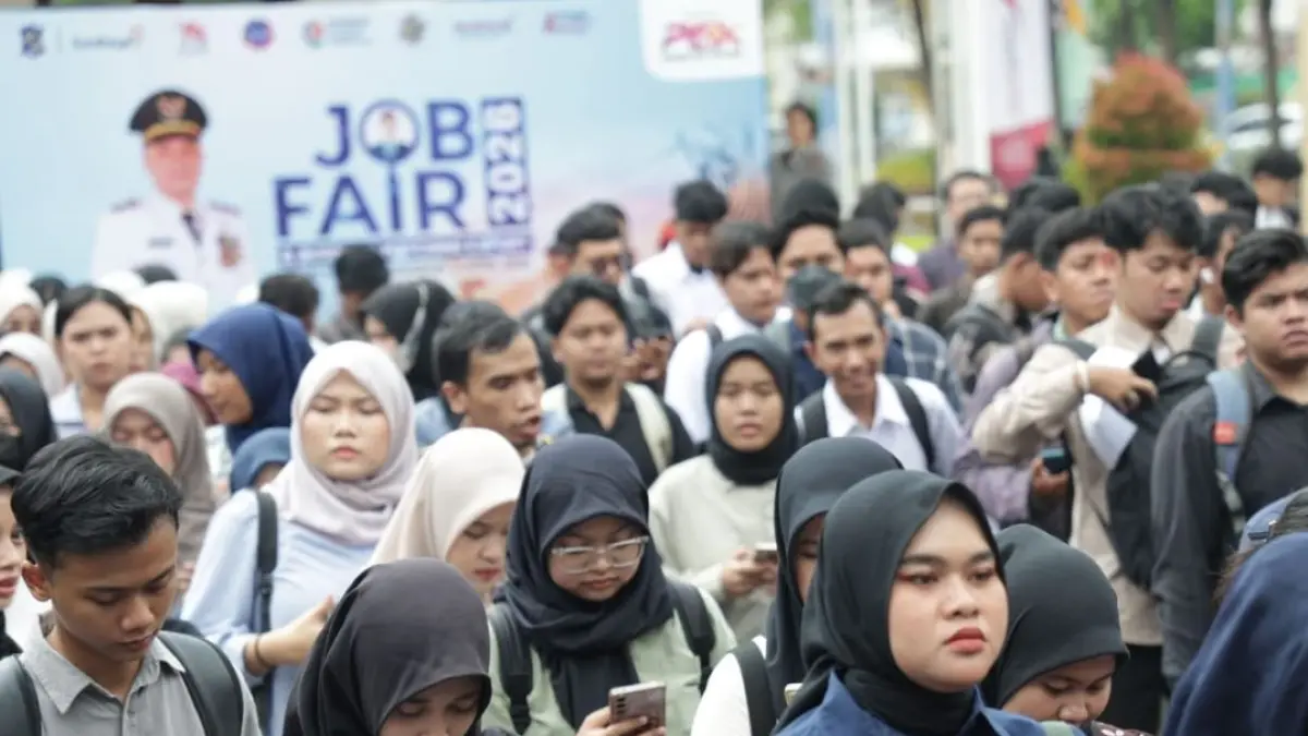 SIL FESTIVAL: Tingginya jumlah pelamar menunjukkan kebutuhan masyarakat terhadap lowongan kerja di Surabaya masih sangat besar.