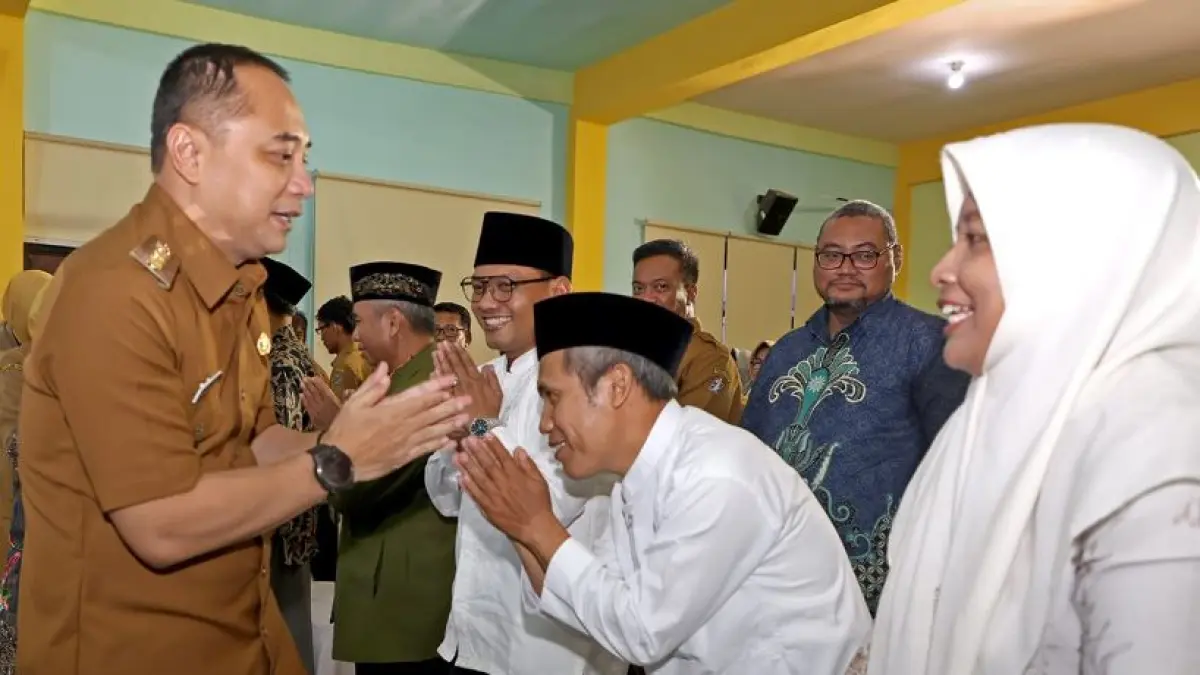 HALALBIHALAL: Wali Kota Surabaya Eri Cahyadi bersilaturahmi dengan para guru di Dispendik Surabaya.