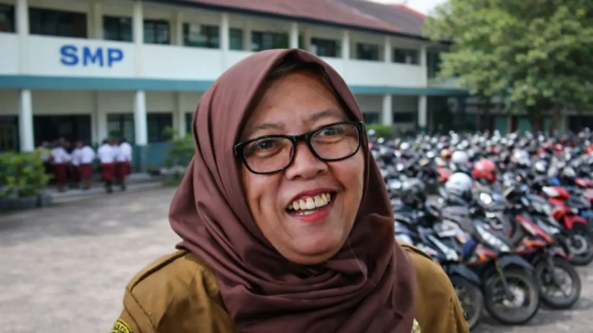 Kepala Dinas Pendidikan Kota Surabaya, Febrina Kusumawati, menyatakan bahwa secara prinsip siswa SMP belum memenuhi syarat usia untuk memiliki surat izin mengemudi (SIM). 