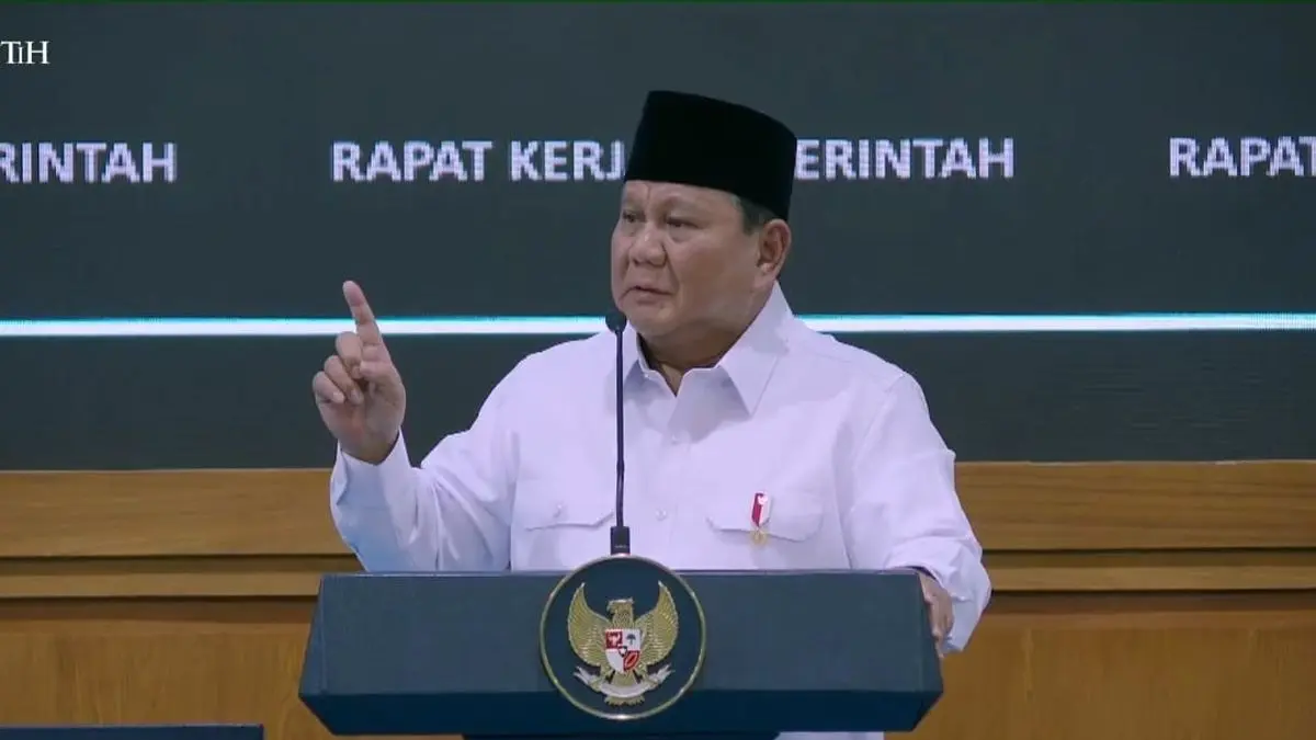 Presiden Prabowo Subianto memberikan taklimat mengenai posisi strategis jalur perdagangan Indonesia dan stabilitas energi global dalam Rapat Kerja Pemerintah di Istana Merdeka.